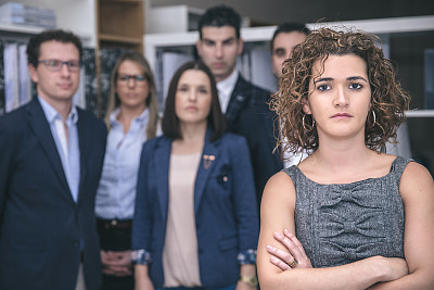 女队长站在后面，队伍在后面图片下载