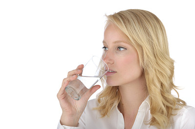 拿着一杯水的女人图片下载
