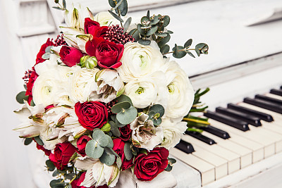 钢琴上美丽的花束图片下载