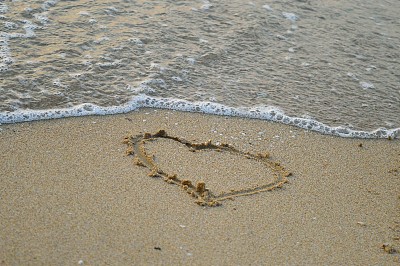 沙子被海水冲刷图片下载