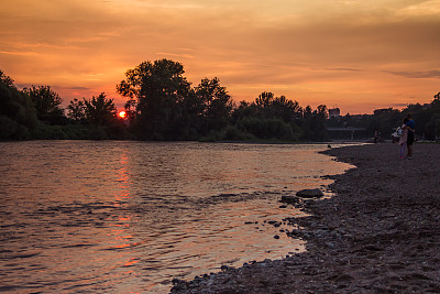 河在日落时分图片下载