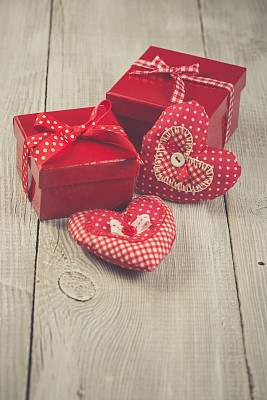 两颗心挂在木制的背景上图片下载