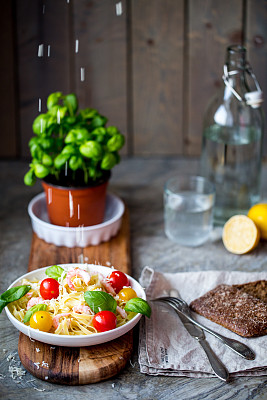 虾和圣女果意大利面图片下载