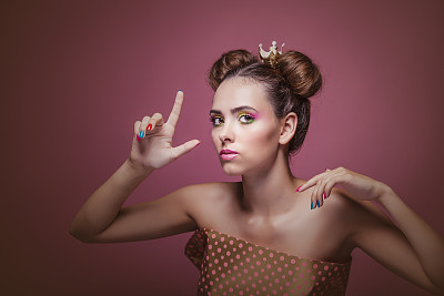 纸盒里的模特戴着皇家皇冠图片下载