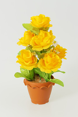 白色背景上的花盆里的塑料花图片下载