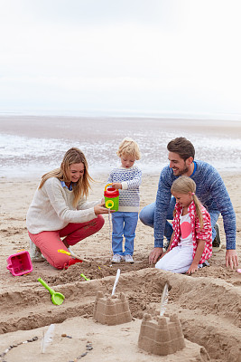 一起在海滩上建造沙堡图片下载