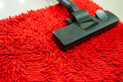 红地毯上的吸尘器图片下载
