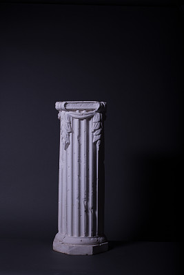 白色基座上的黑色背景图片下载