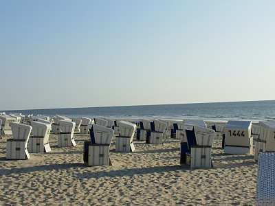 傍晚灯光下的带屋顶的沙滩椅图片下载