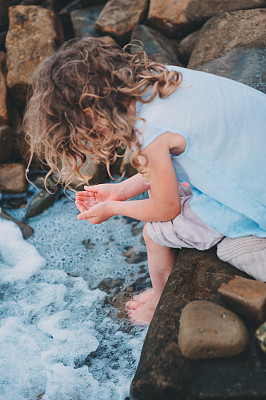 快乐的小女孩在沙滩上玩水图片下载
