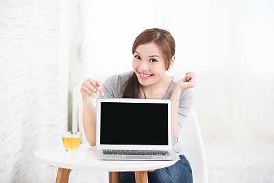 女人给笔记本电脑图片下载
