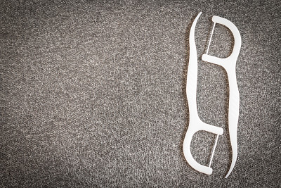 口腔器械:白色牙线在织物背景上图片下载