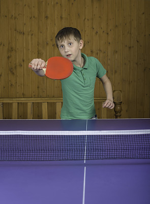 男孩在打乒乓球图片下载