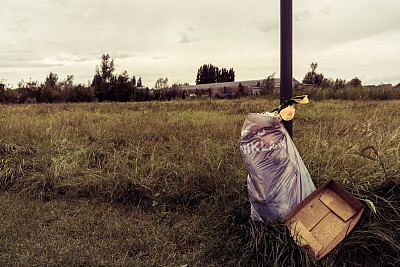 大自然中的垃圾袋图片下载