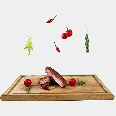 牛排和蔬菜放在木盘子里图片下载