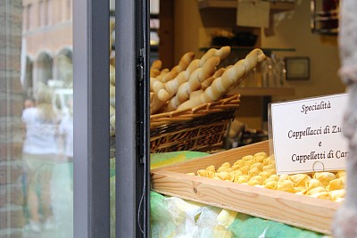 面包和南瓜馅的意大利面图片下载