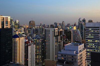 黄昏时的城市景观。图片下载