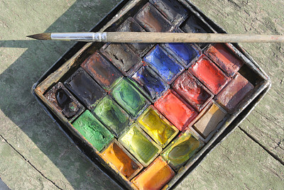 用画笔和水彩画在一个木制背景的盒子里图片下载