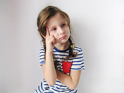 悲伤的女孩思考图片下载