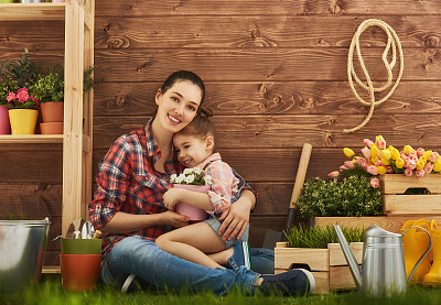 女孩帮助妈妈图片下载