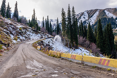 路在风景秀丽的山上图片下载
