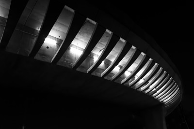 天桥在夜里亮了起来图片下载