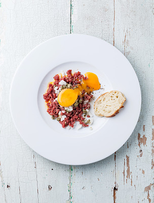 鞑靼牛肉配酸豆和洋葱图片下载