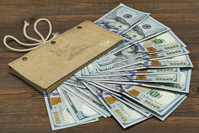 古董笔记本与美元现金在木材背景图片下载