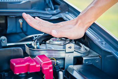 检查一下汽车发动机的状况。图片下载