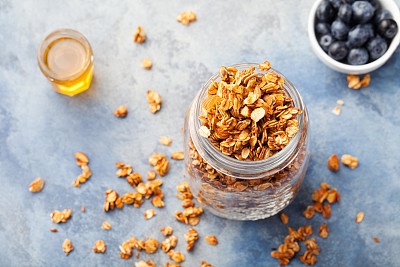 健康早餐新鲜的格兰诺拉麦片，玻璃罐中的莓果什锦麦片图片下载