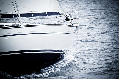 在波涛上航行的小船图片下载