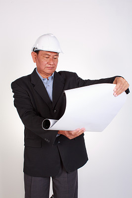 高级工程师看着手里的文件图片下载