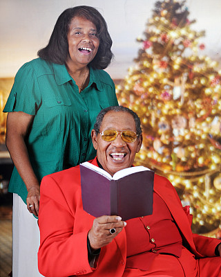 老年人圣诞高歌图片下载