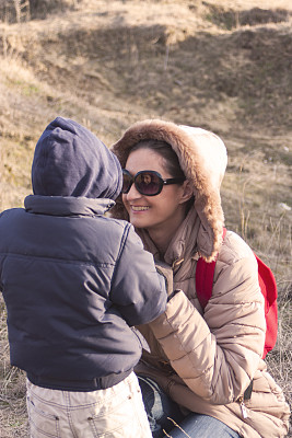 母亲和儿子图片下载