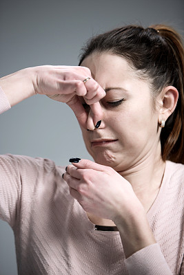 厌恶的女人画像图片下载