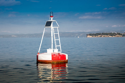 安全的水上浮标，后面有陆地图片下载