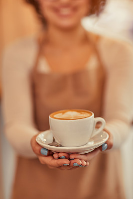 拿着咖啡的好女人图片下载