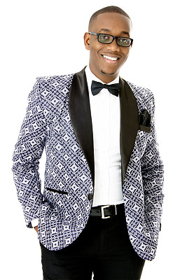 穿着正式传统服装的男模特图片下载