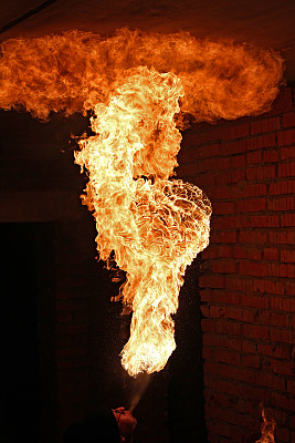 火焰艺术家表演喷火图片下载