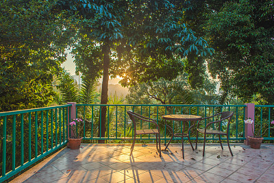 桌子和椅子在木甲板上的花园图片下载