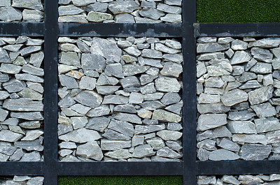 石头和绿色的草图片下载