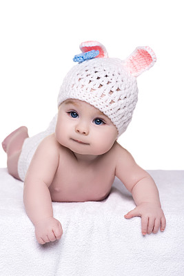 可爱的小兔宝宝戴着白色的针织帽子带着耳朵图片下载