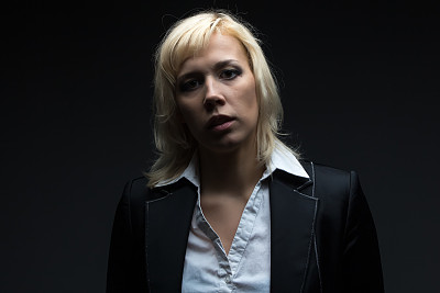 严肃的女商人看着相机图片下载