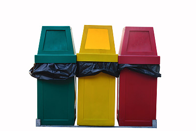 白色背景上的三个彩色回收箱图片下载