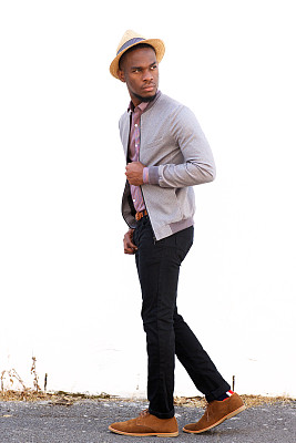 年轻英俊的非裔美国人，穿着夹克图片下载