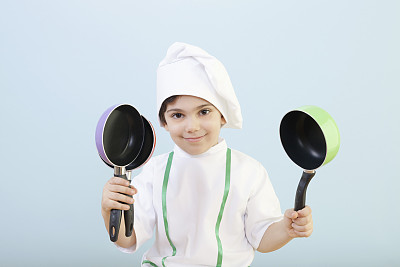 快乐小厨师准备用平底锅做饭图片下载