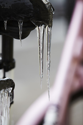 自行车上挂着冰柱，特写图片下载