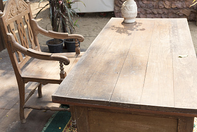 古董木椅和桌子素材图片