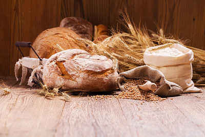 新鲜面包、谷物及杂粮的成分。素材图片