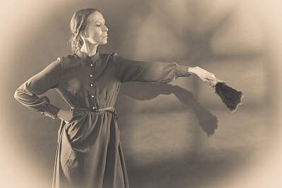 复古女士用羽毛扇在黑暗图片下载